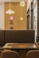 우드 액센트월과 부스 좌석의 아늑한 카페